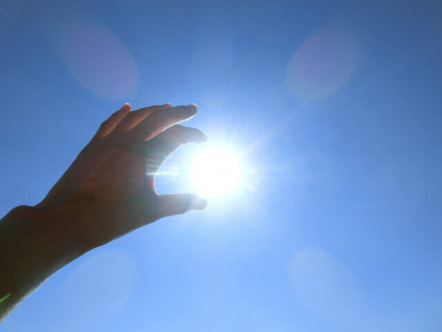 太陽と手